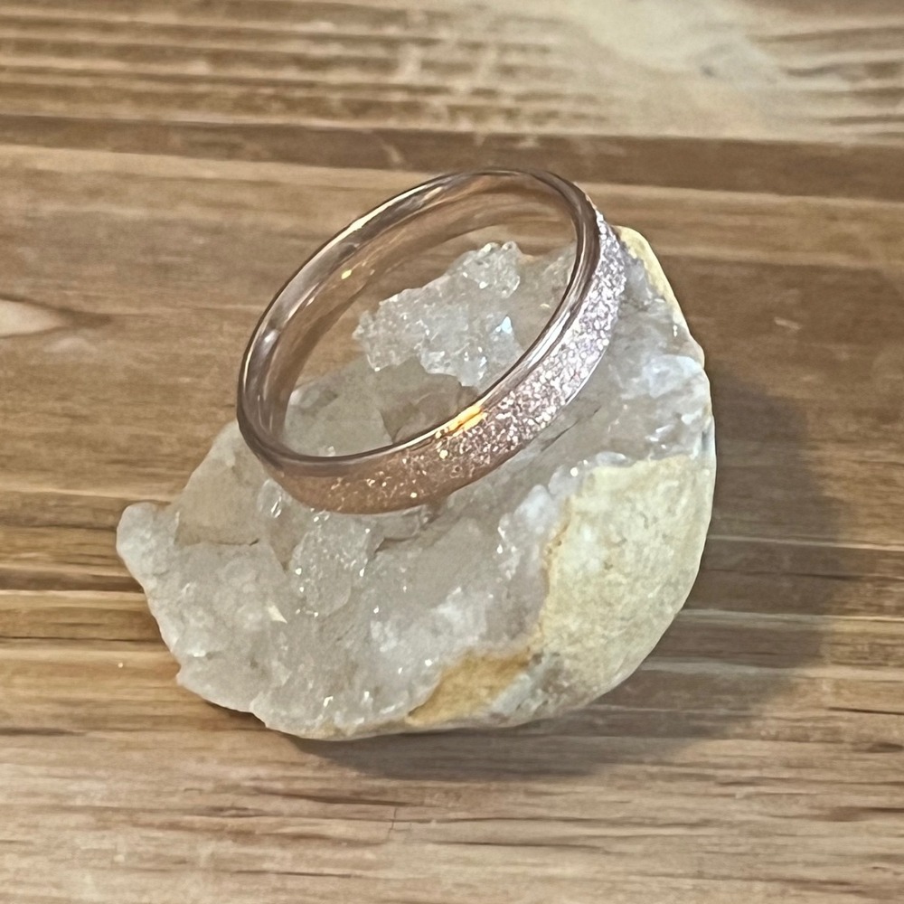Rose Gold Tungsten Textured Unisex Sparkling Band Ring -4mm Width -New -Size 8 - Picture 2 of 12